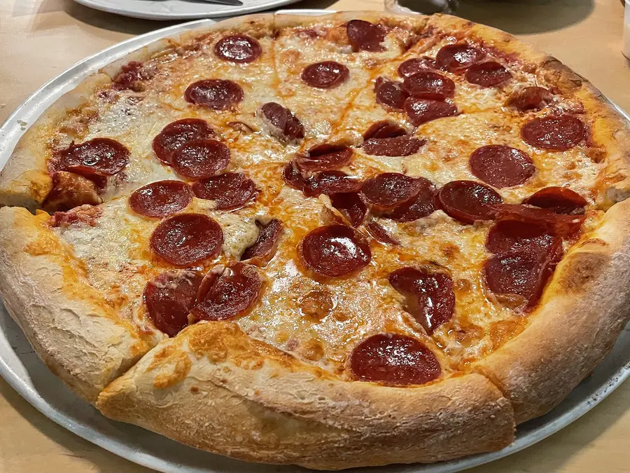 Pizza de pepperoni recém-preparada