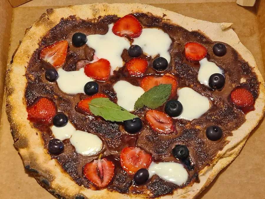 Pizza doce com chocolate e morangos